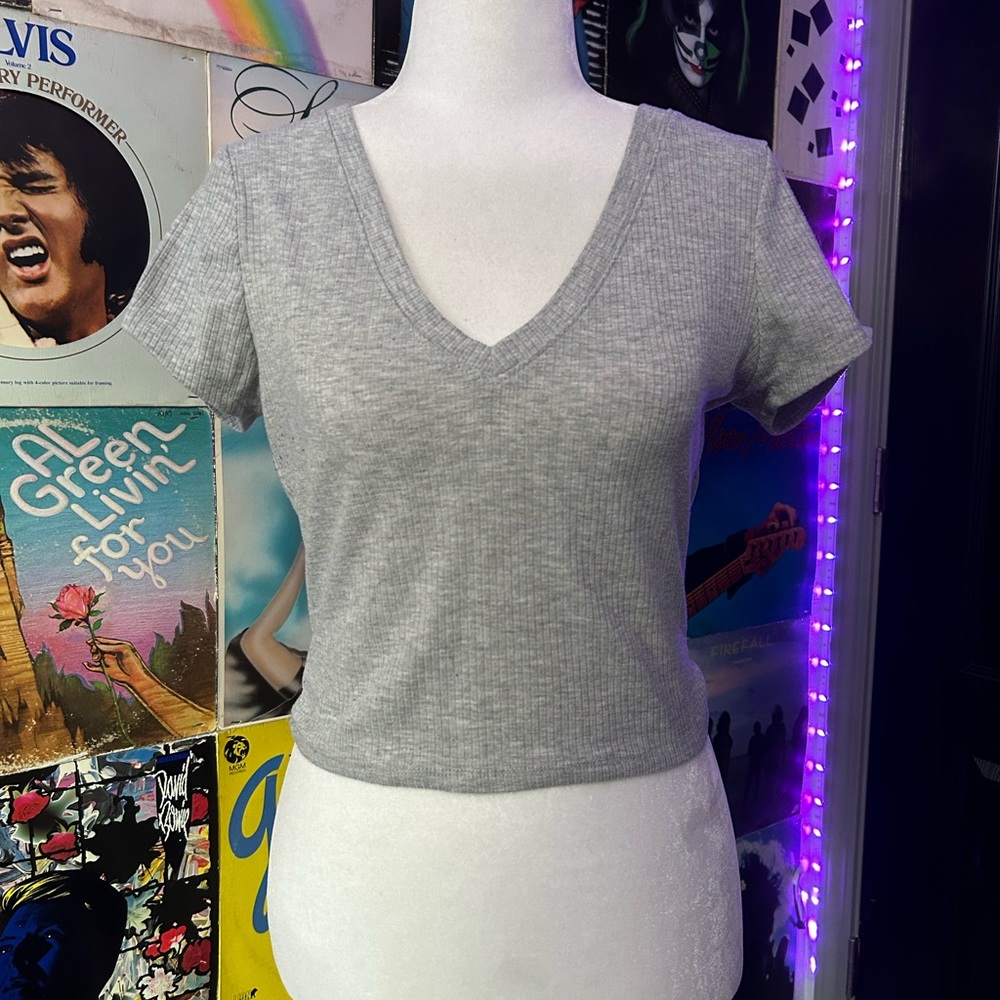 Grey v-neck crop